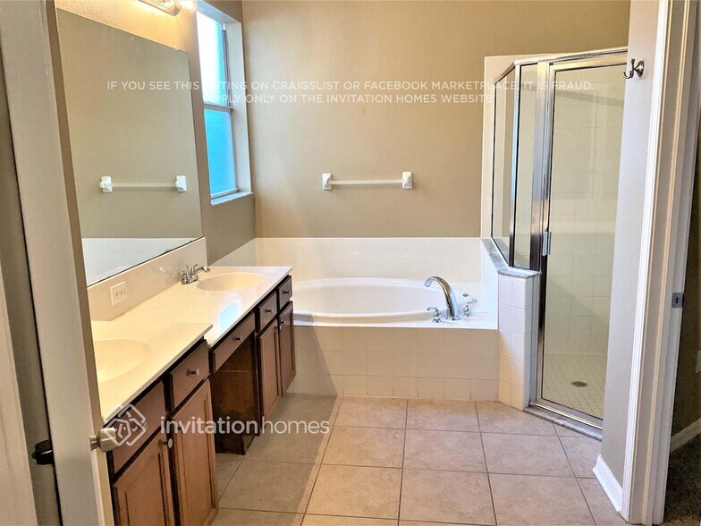 Building Photo - 2040 Wexford Green Dr