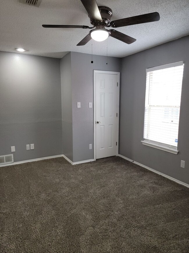 Building Photo - 3/2/2 in South Pointe with Lots of Features