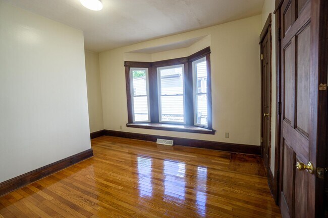 Building Photo - Newly Renovated First Floor Flat - Close T...