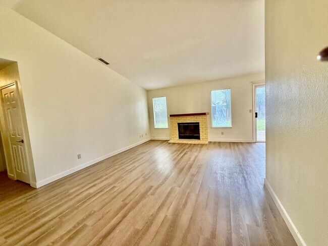 Building Photo - Nice home available immediately