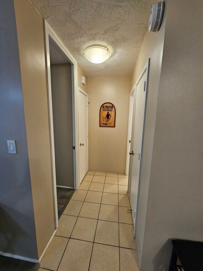 Building Photo - Window AC. Furnished. Near Beaches. (RRLLC)