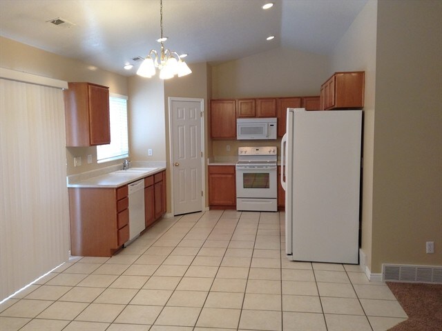 Building Photo - 555 E 700 N