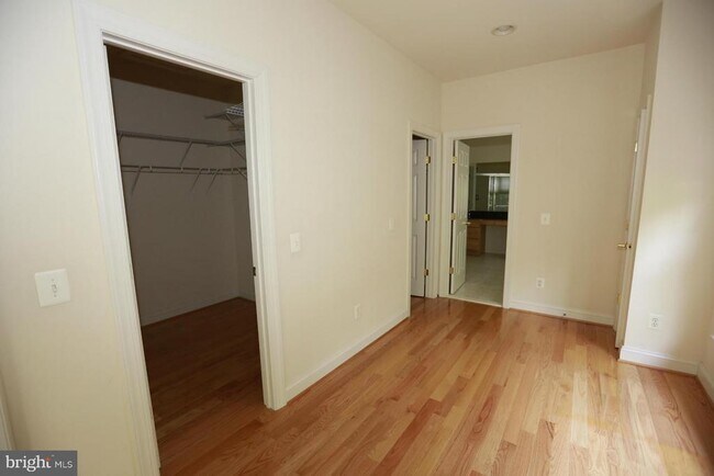 Building Photo - 2339 Sandburg St