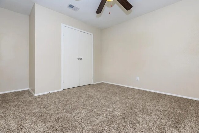 Building Photo - Elegant 2-Bedroom Near I-45 – Pets Welcome!