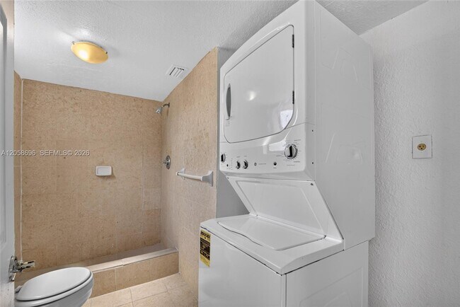 Building Photo - 6001 Shaker Wood Cir