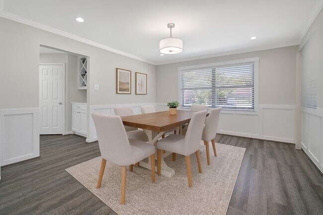 Building Photo - 4402 Fallbrook Dr