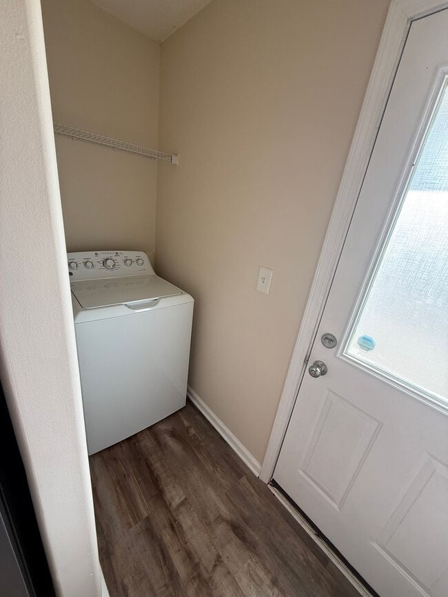 Building Photo - Discover Comfort and Convenience 3 BR/3 BA Home in Desirable Bridgewater Community!