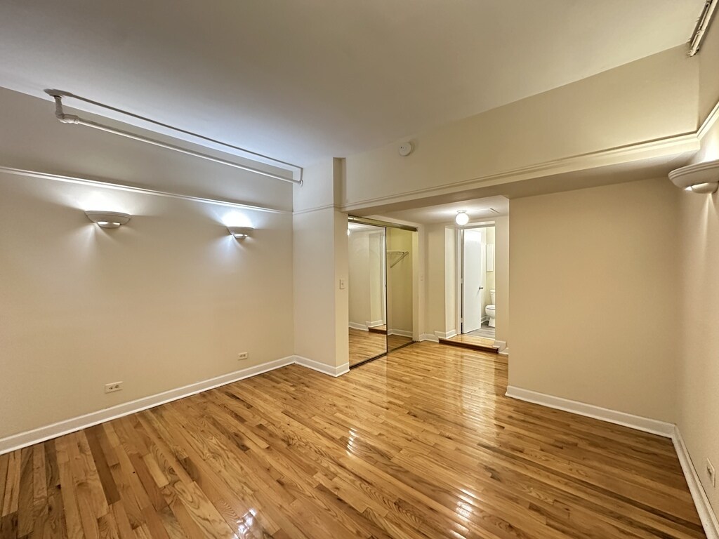 Building Photo - 3501 N Sheffield Ave