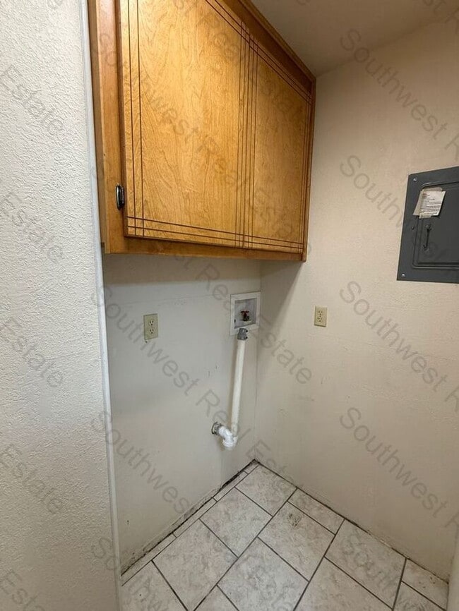 Building Photo - Spacious 3 bedrooms 2 bath family home