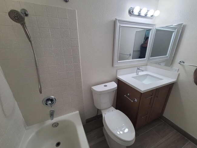 Building Photo - Spacious Two story 3 bed 2.5 baths + 2 car garage in great school district.