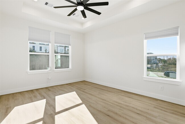 Building Photo - 712 Delano St