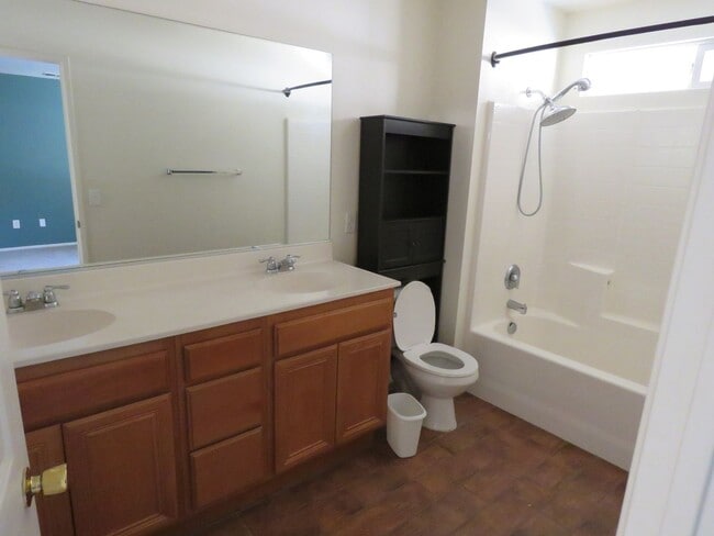 Building Photo - 5 Bedroom in quiet community!