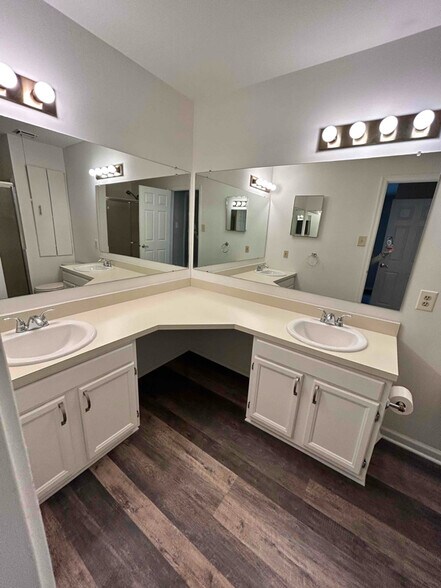 Building Photo - 608 Diamond Dr