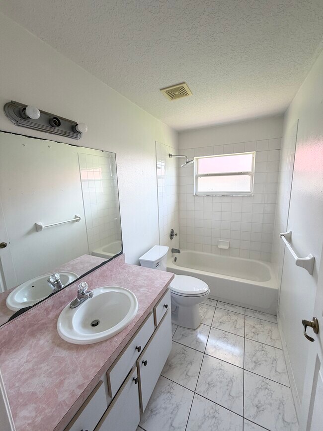 Building Photo - 33 Flamingwood Ln #B