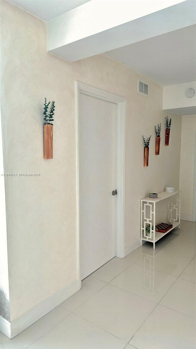 Building Photo - 1861 NW S River Dr