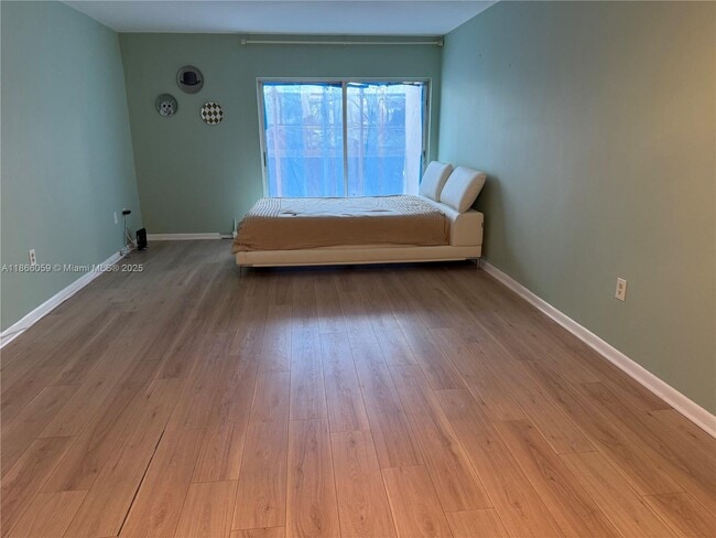 Building Photo - 400 Kings Point Dr