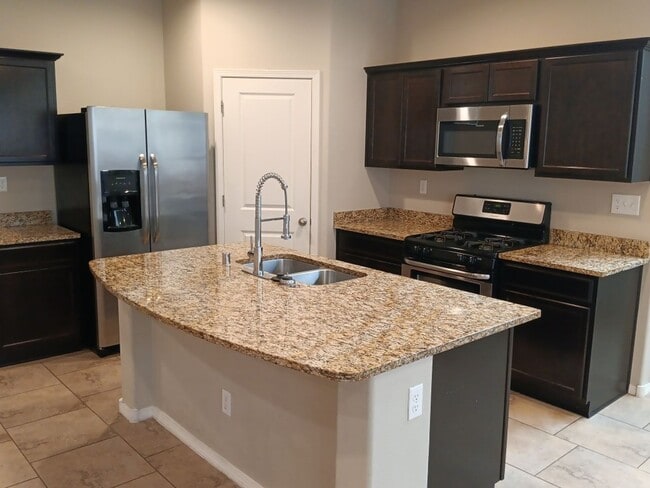 Building Photo - Stunning Home! Showings available Today!