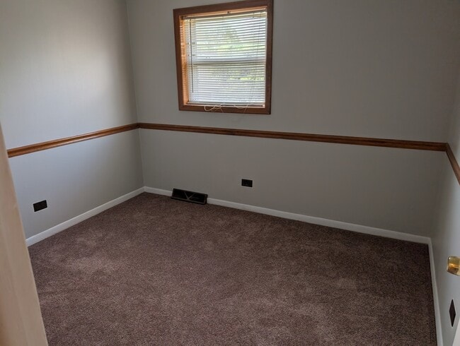 Building Photo - 208 Dee Rd