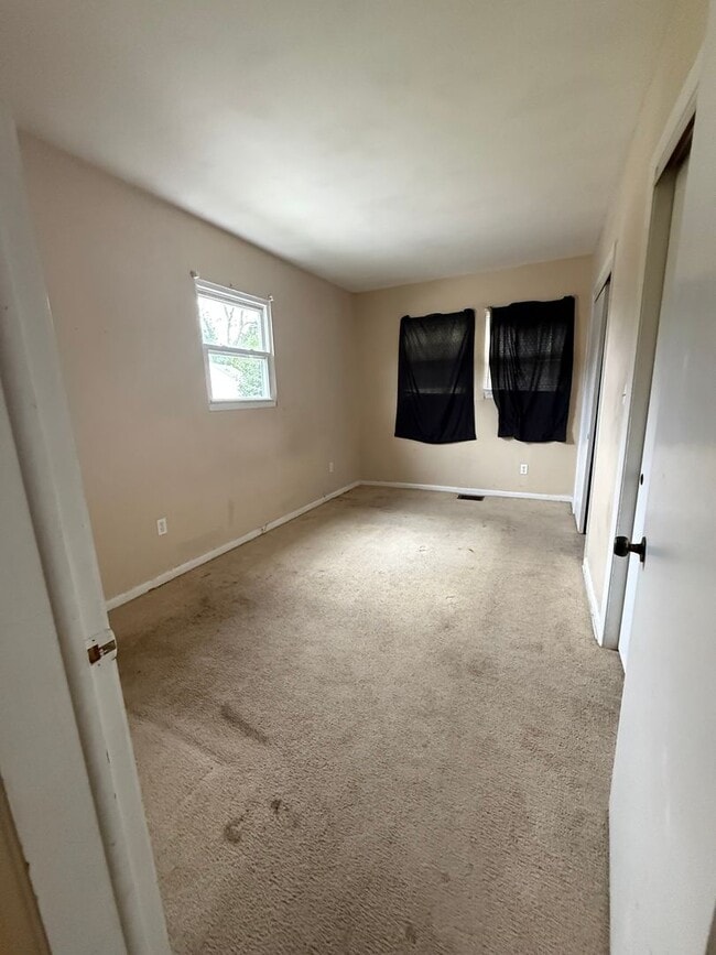 Building Photo - 3 bedroom 1 bath $1500