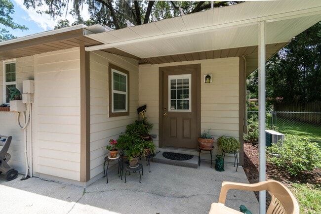 Building Photo - Beautiful Remodeled Home In Floral Park Neighborhood