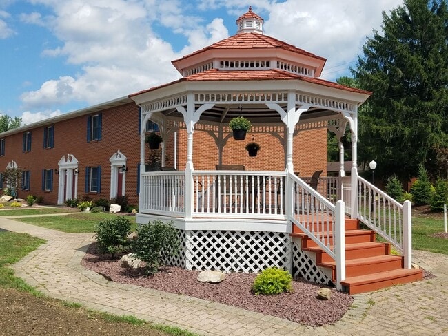 Building Photo - Edgewater Village 2BR Townhome! Yard, Pati...