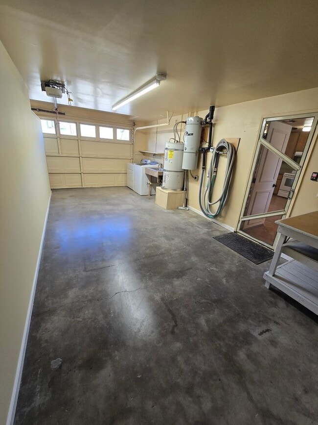 Building Photo - Secure and Spacious!