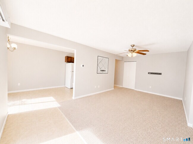Building Photo - 10 Woodsedge Dr