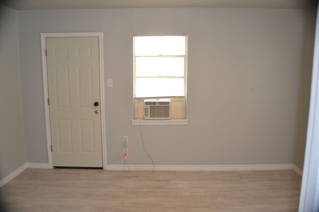 Building Photo - **NEWLY REMODELED DUPLEX 1 BD/ 1BTH** CALL...