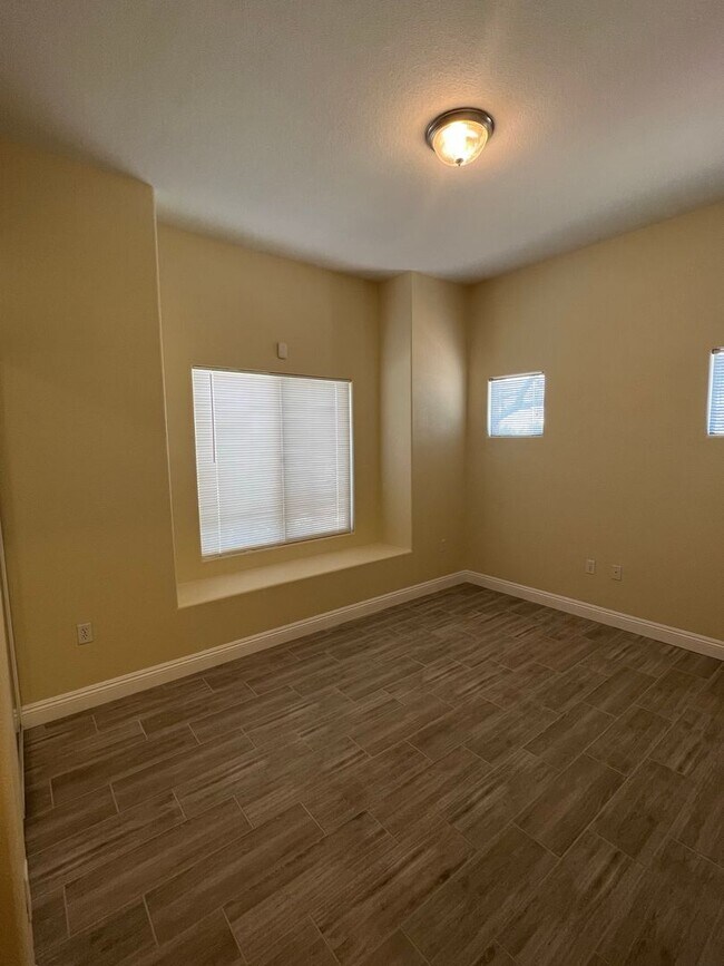 Building Photo - Gorgeous 3 Bedroom, 2 Bath in Silverado Ranch