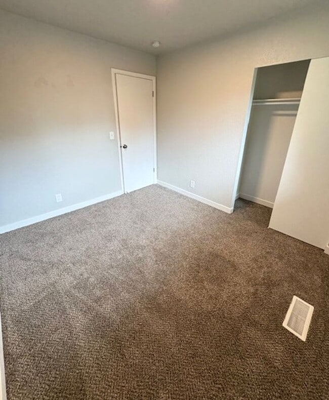 Building Photo - 5 Bed / 3 Bath Townhome in Murray!