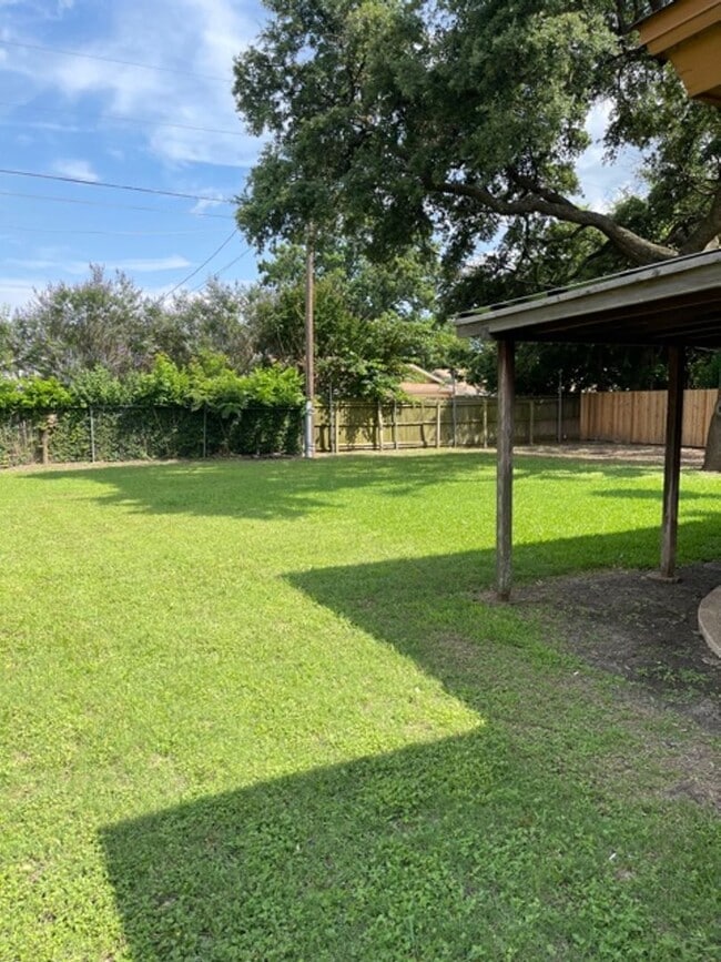 Building Photo - 5412 Lake Crest Dr