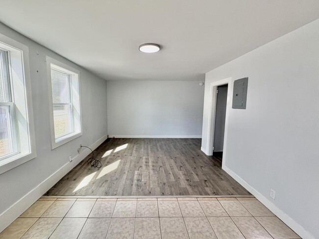 Building Photo - 1294 US-1 Apt E