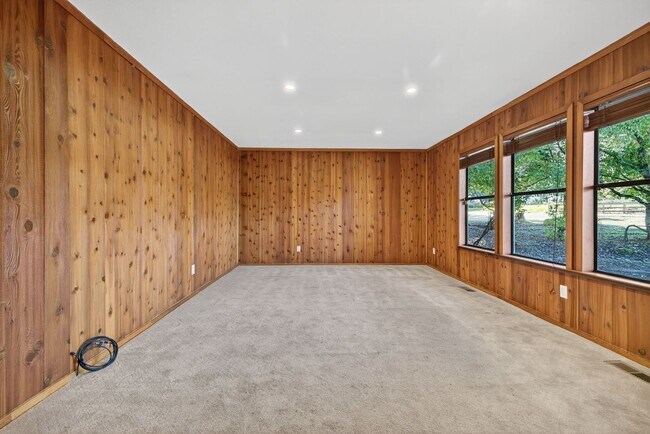 Building Photo - Charming 3-Bed / 2-Bath Retreat on Over an Acre in Sebastopol