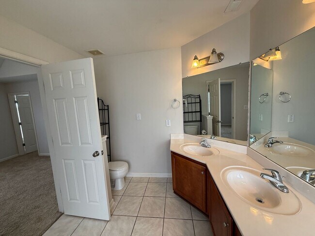 Building Photo - Cute 3 Bed 2.5 Bath Home with Bonus Room