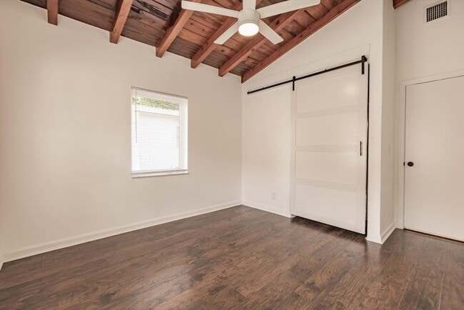 Building Photo - TWO BEDROOM CHARMER IN WEST PALM BEACH