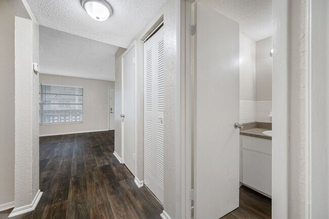 Building Photo - Spacious 1 Bed-1Bath apartment in the hear...