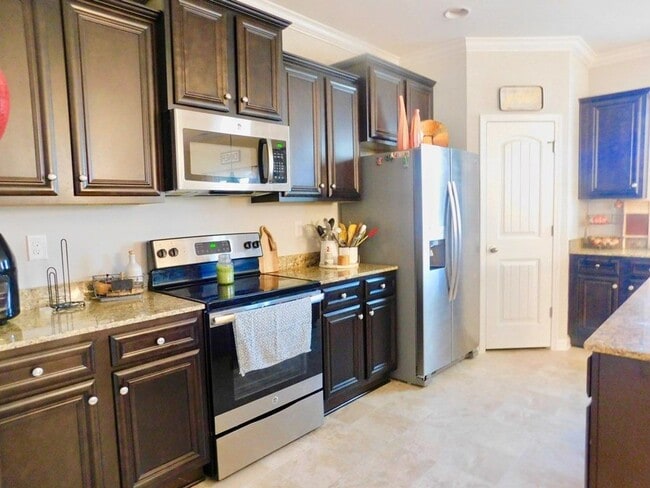 Building Photo - CUTE 4 BEDROOM AVAILABLE NOW