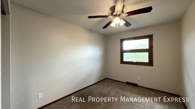 Building Photo - 4 bed 2 bath Newly Remodeled Home with att...