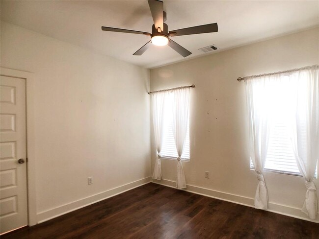 Building Photo - 3007 E 12th St