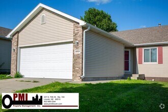 Building Photo - 3 Bedroom and 3 Bathroom Duplex. Available...