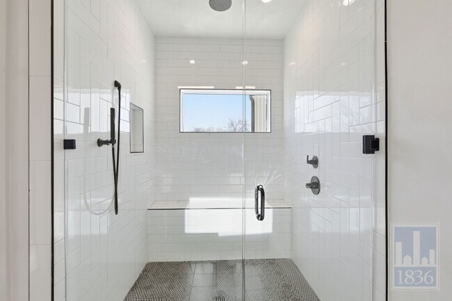 Building Photo - 4701 Sara Dr