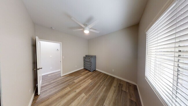 Building Photo - 4BD/2BA, POOL!!