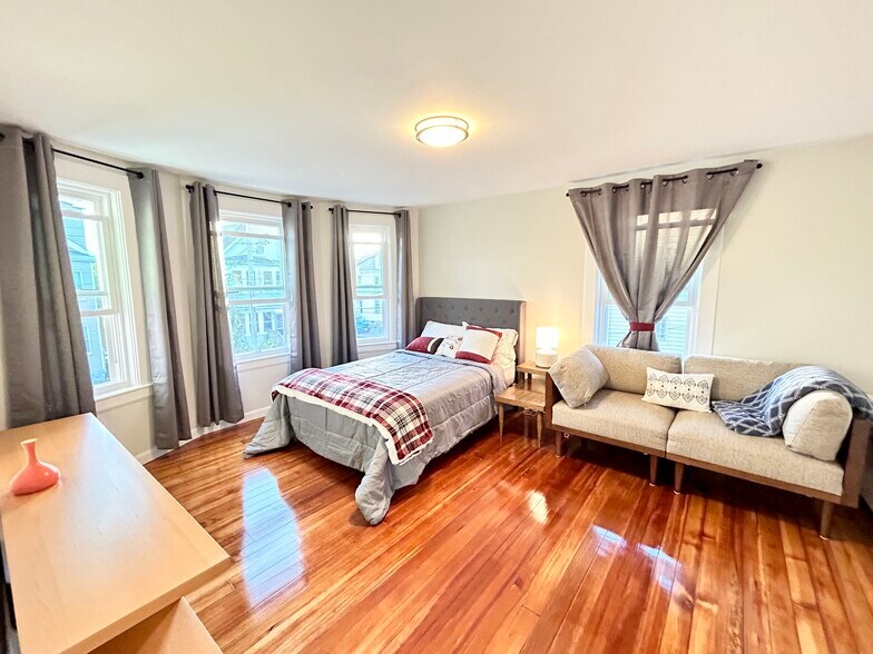 Living room or bedroom 2 - 16 Lewis Ave