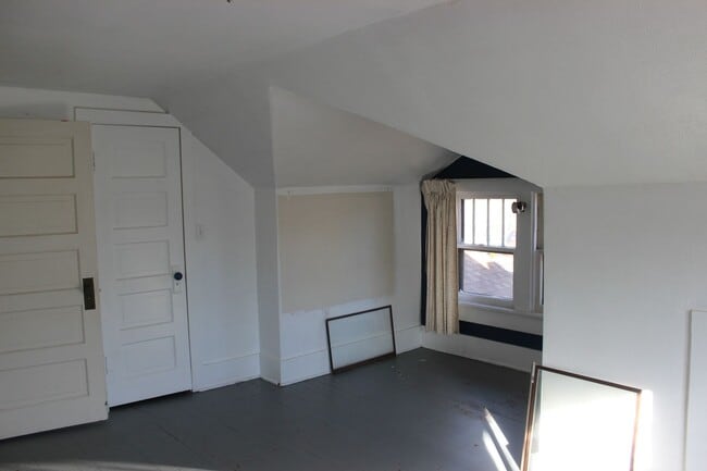Building Photo - LARGE 3 bedroom in Old Broadmoor