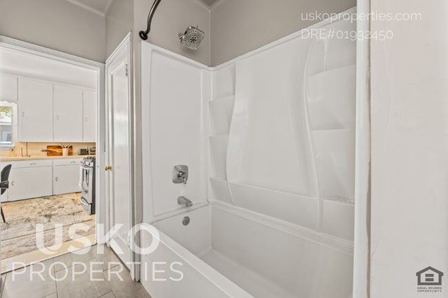 Building Photo - 808 Main St