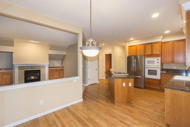 Building Photo - 4 bedroom in Kirkland WA 98033