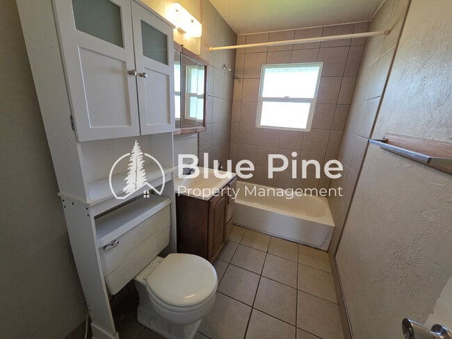 Building Photo - 640 Lincoln Dr