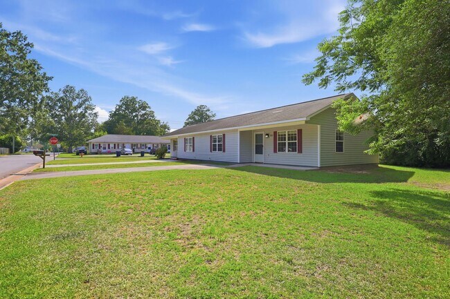 Building Photo - Welcome to Overbrook!