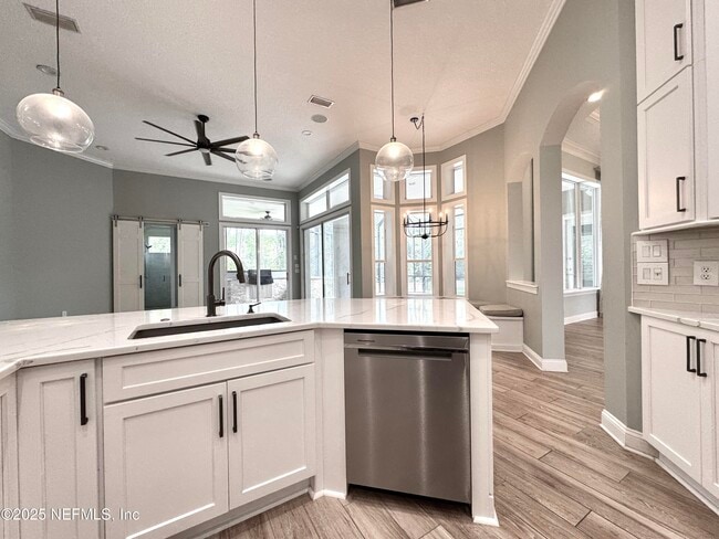 Building Photo - 642 Port Charlotte Dr