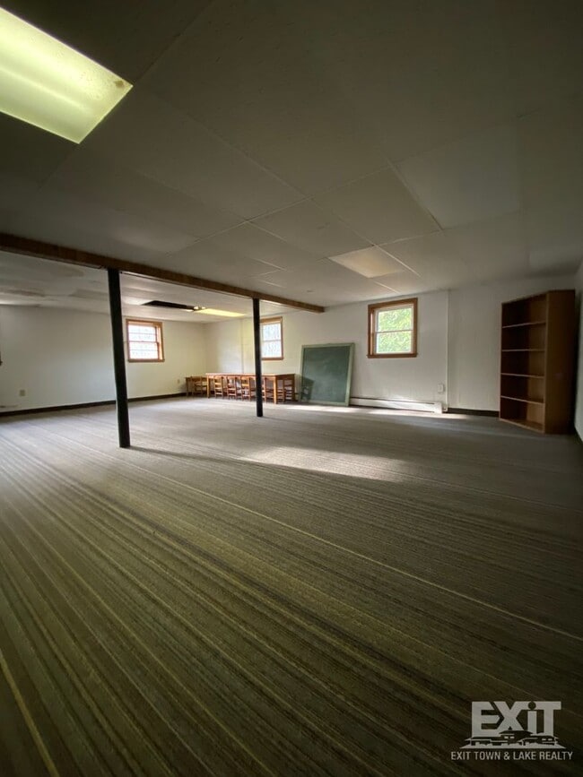 Building Photo - Well Maintained brick ranch home